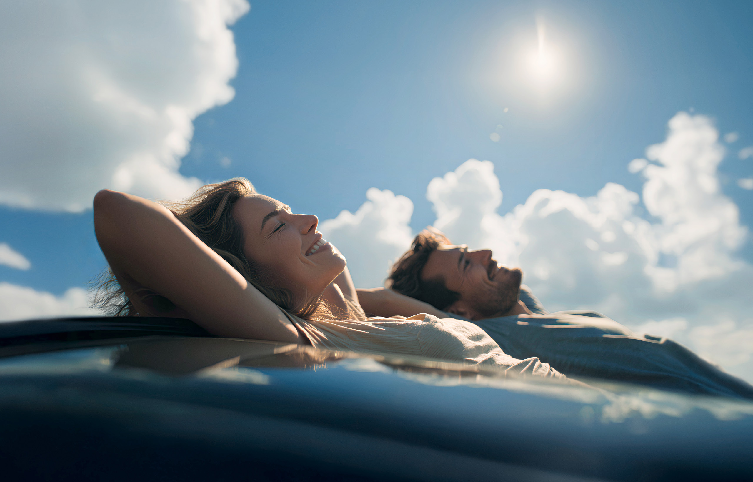 Ein Mann und Eine Frau liegen auf dem Dach eines Skodas und erholen sich, die Sonne strahlt auf sie