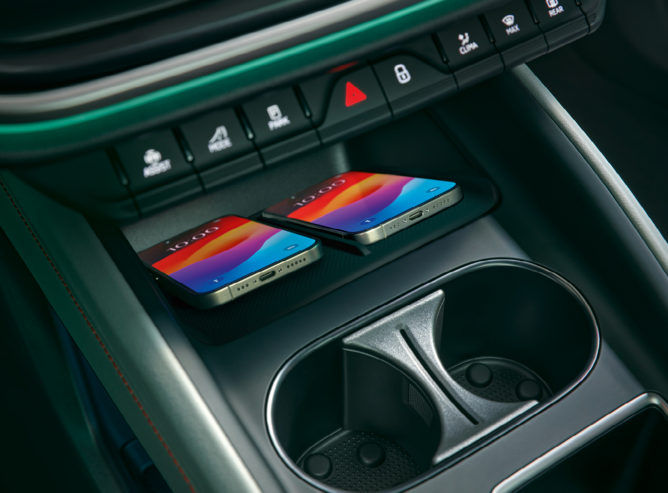 In dem Bild ist die Handy Ladestation im inneren des Skoda Elroq zu sehen