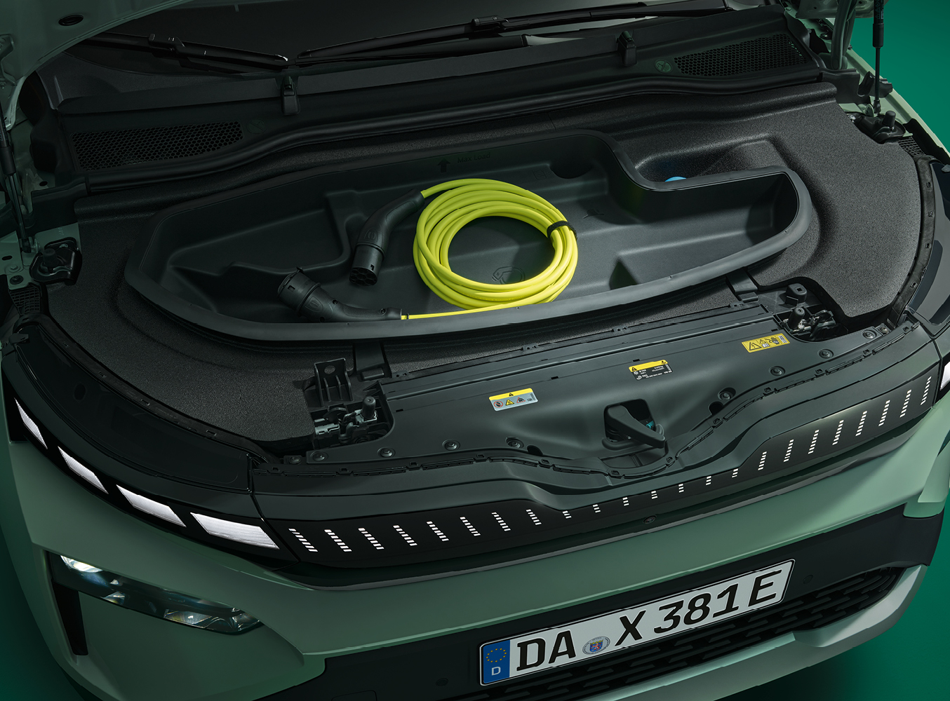 In dem Bild ist die Motorhaube in dem das Ladekabel des Skoda Elroq verstaut ist zu sehen