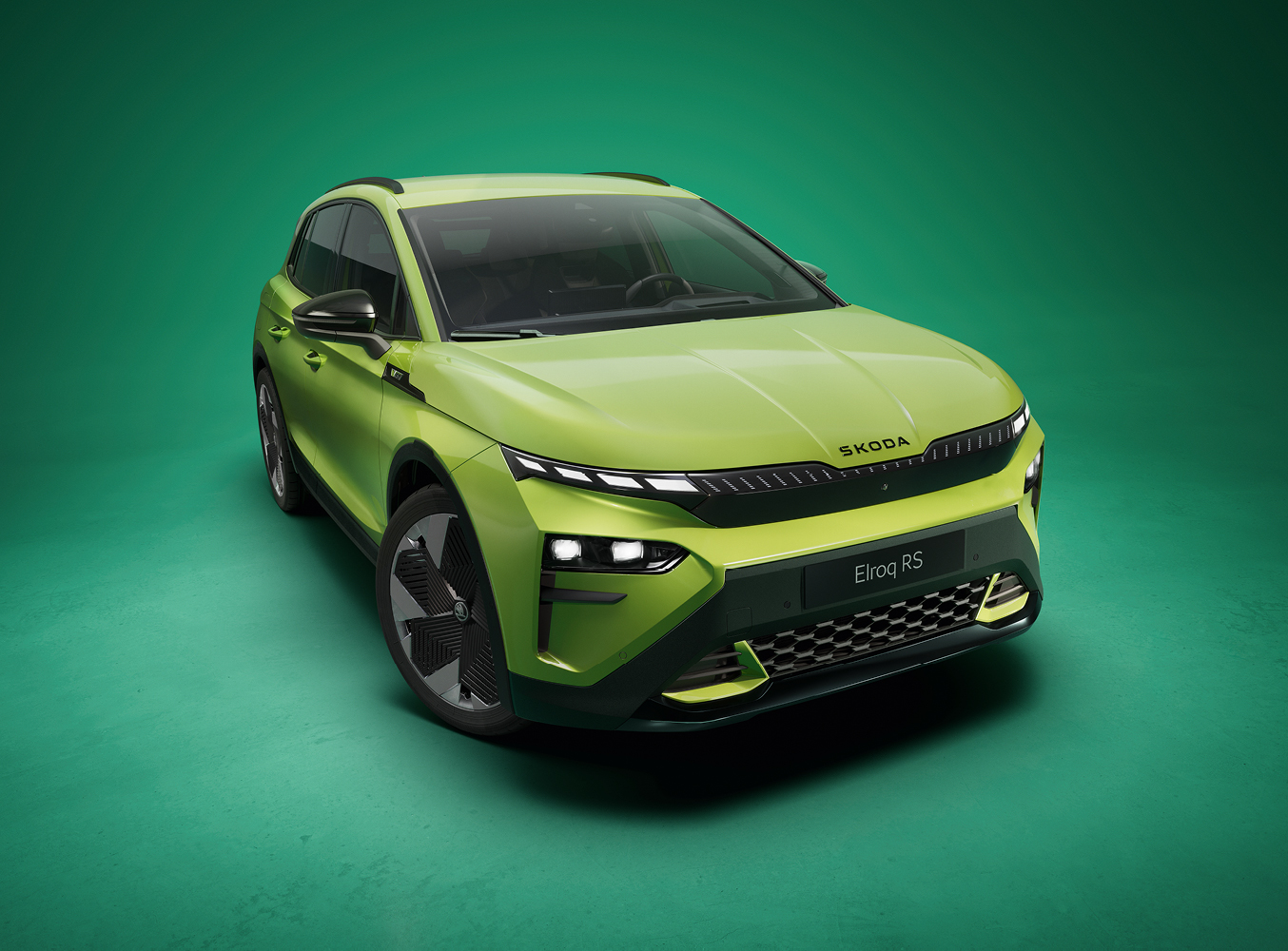 In dem Bild ist der Skoda Elroq RS von vorne zu sehen