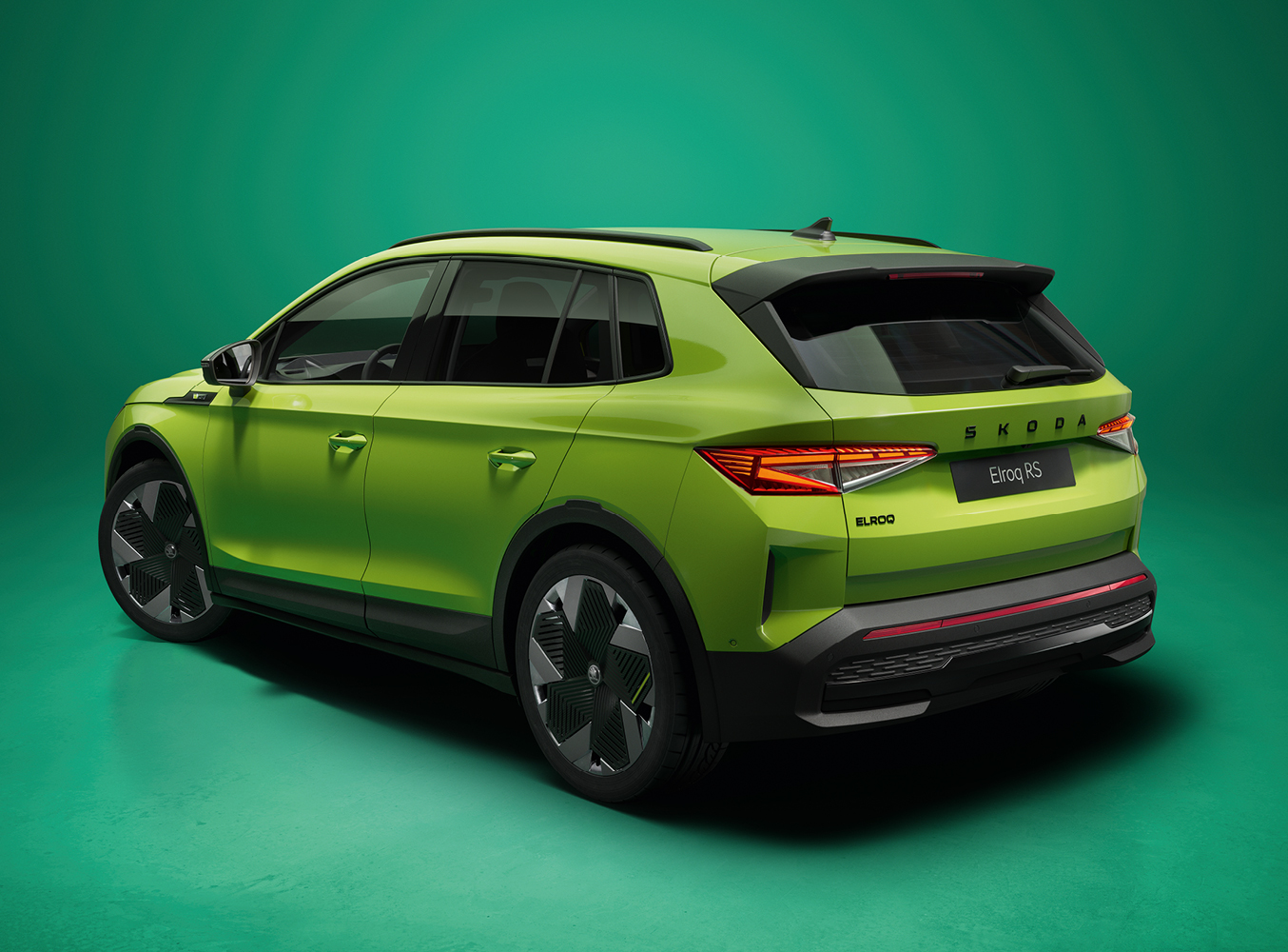 In dem Bild ist der Skoda Elroq RS von hinten zu sehen