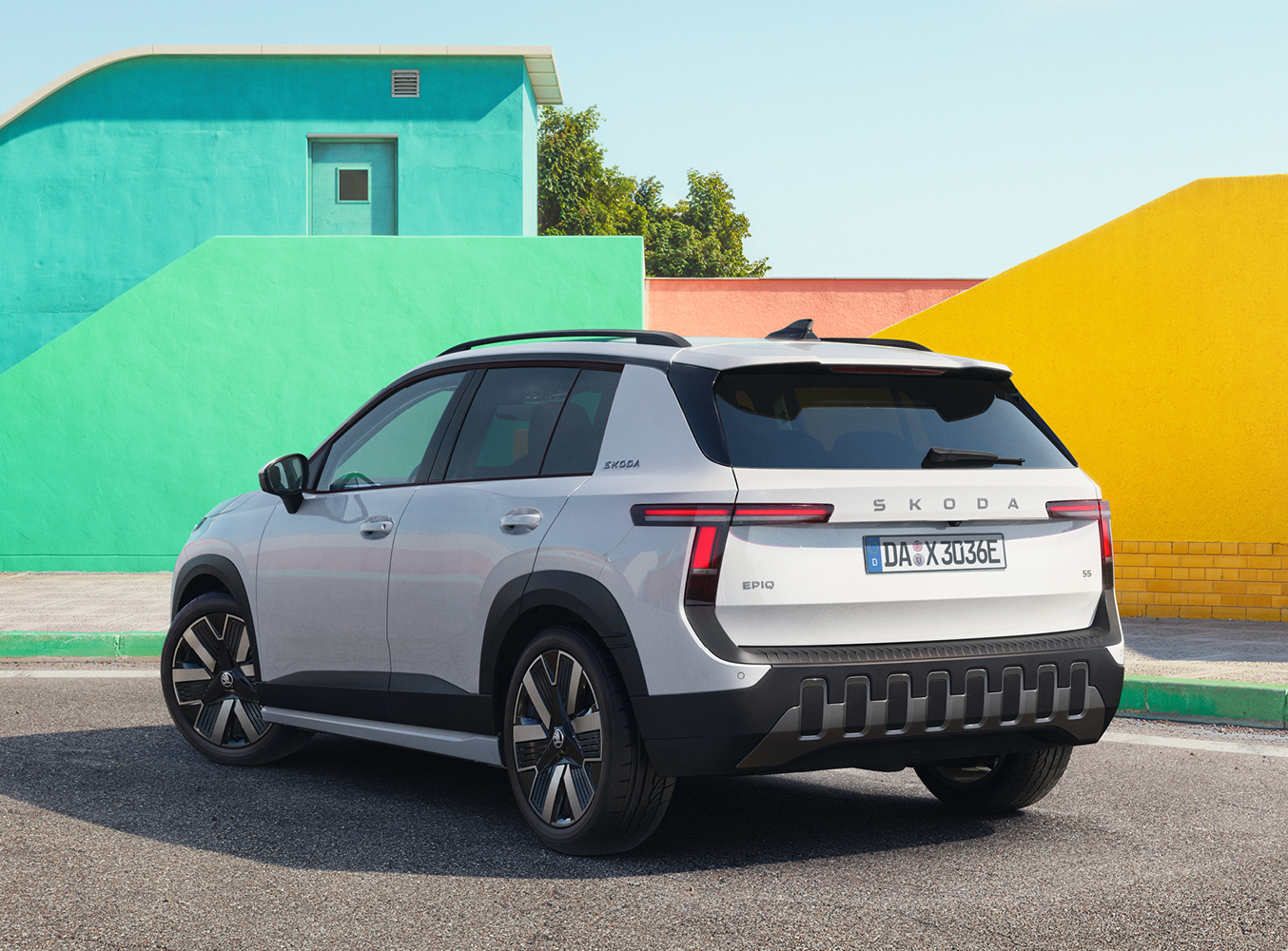 In dem Bild ist der Skoda Epiq von hinten zu sehen