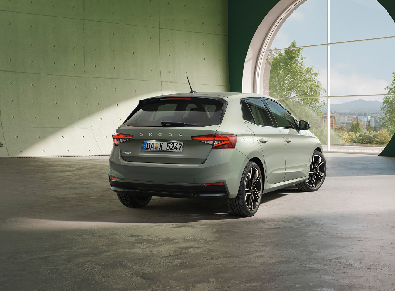 Auf dem Bild ist der Skoda Fabia von hinten zu sehen