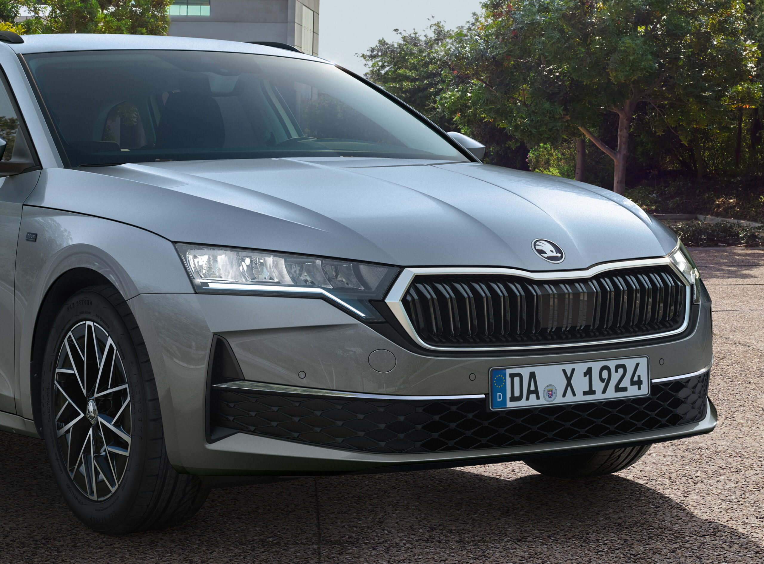 In dem Bild sieht man einen Skoda Octavia von vorne