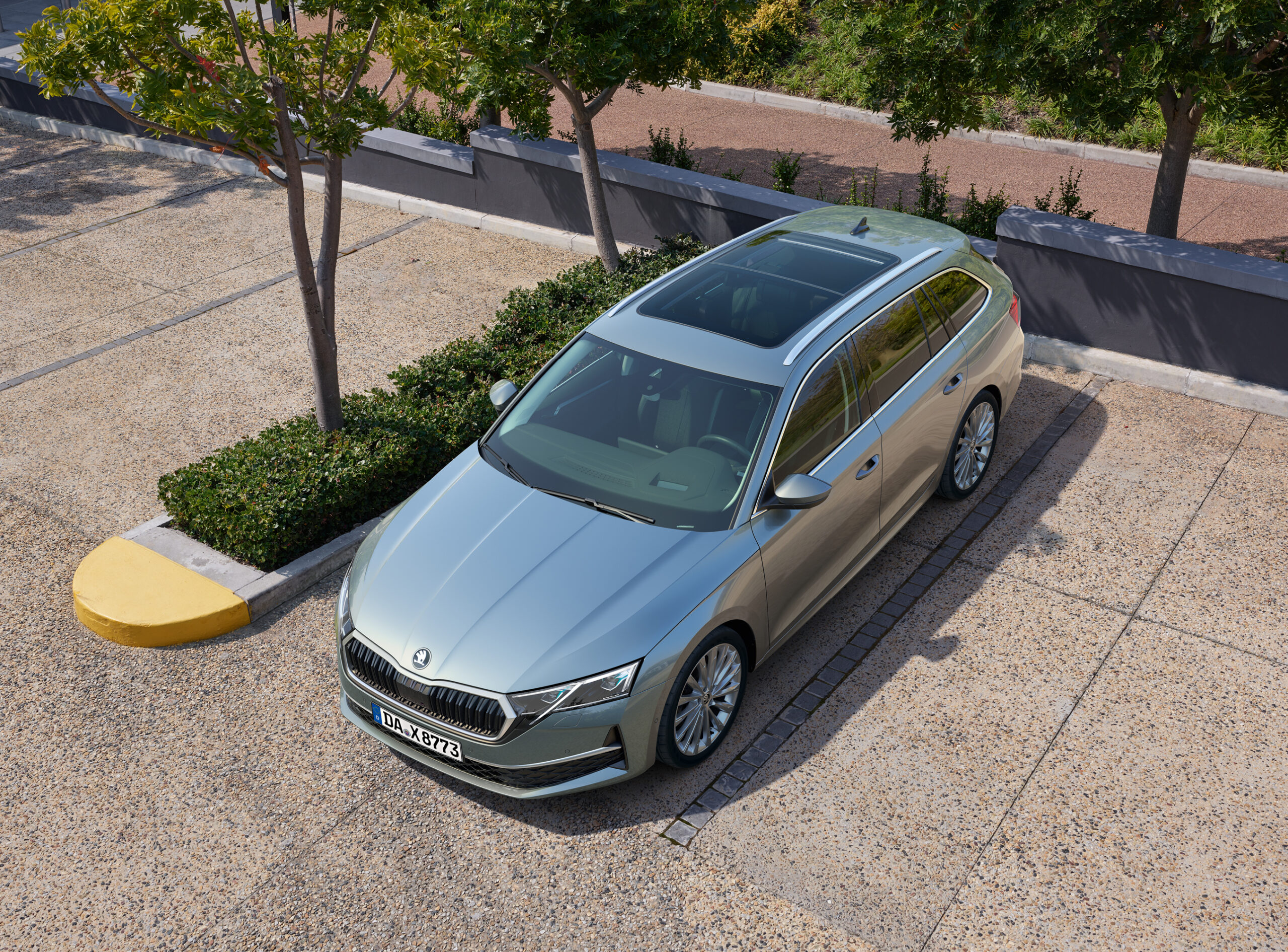 In dem Bild sieht man einen Skoda Octavia von der oben mit Panoramadach