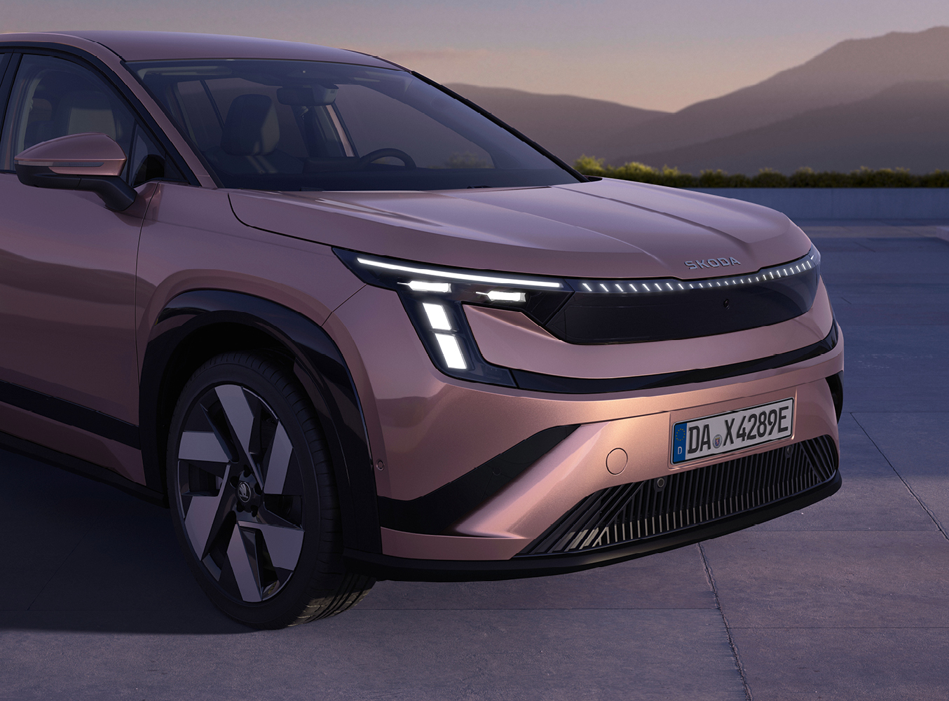 Im Bild ist der neue Skoda Peaq von vorne zu sehen