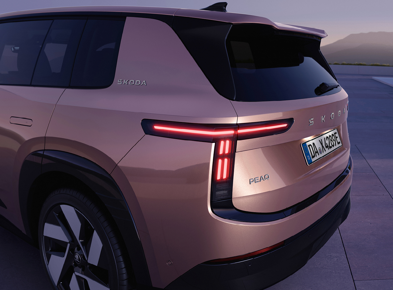 Im Bild ist der neue Skoda Peaq von hinten zu sehen