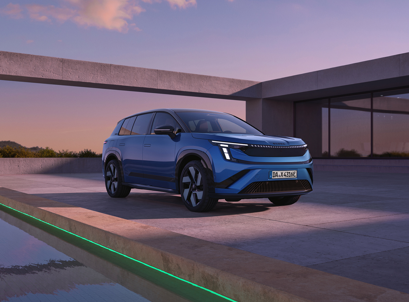 Im Bild ist der neue Skoda Peaq RS n blau von vorne zu sehen