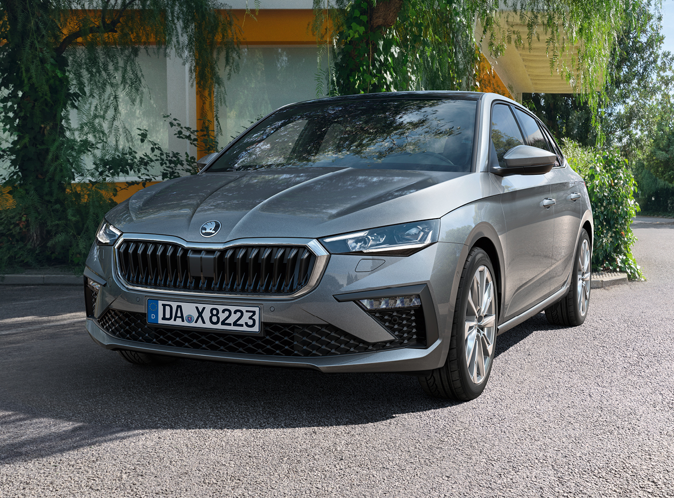 Auf dem Bild ist ein grauer Skoda Scala vor einem Haus zu sehen