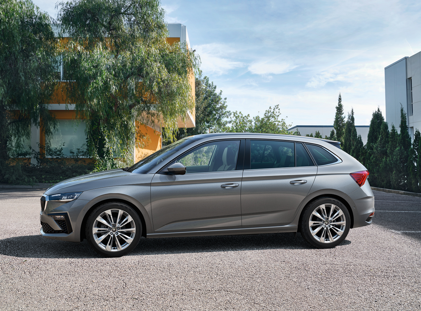Auf dem Bild ist ein grauer Skoda Scala schräg vor einem Haus zu sehen