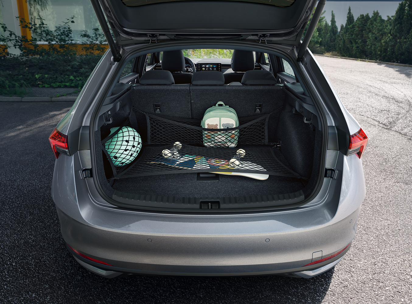 Auf dem Bild ist der Kofferraum eines Skoda Scalas zu sehen