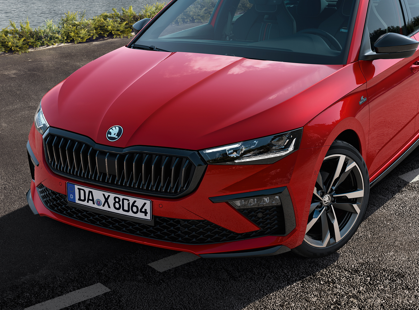Auf dem Bild ist ein roter Skoda Scala Monte Carlo zu sehen