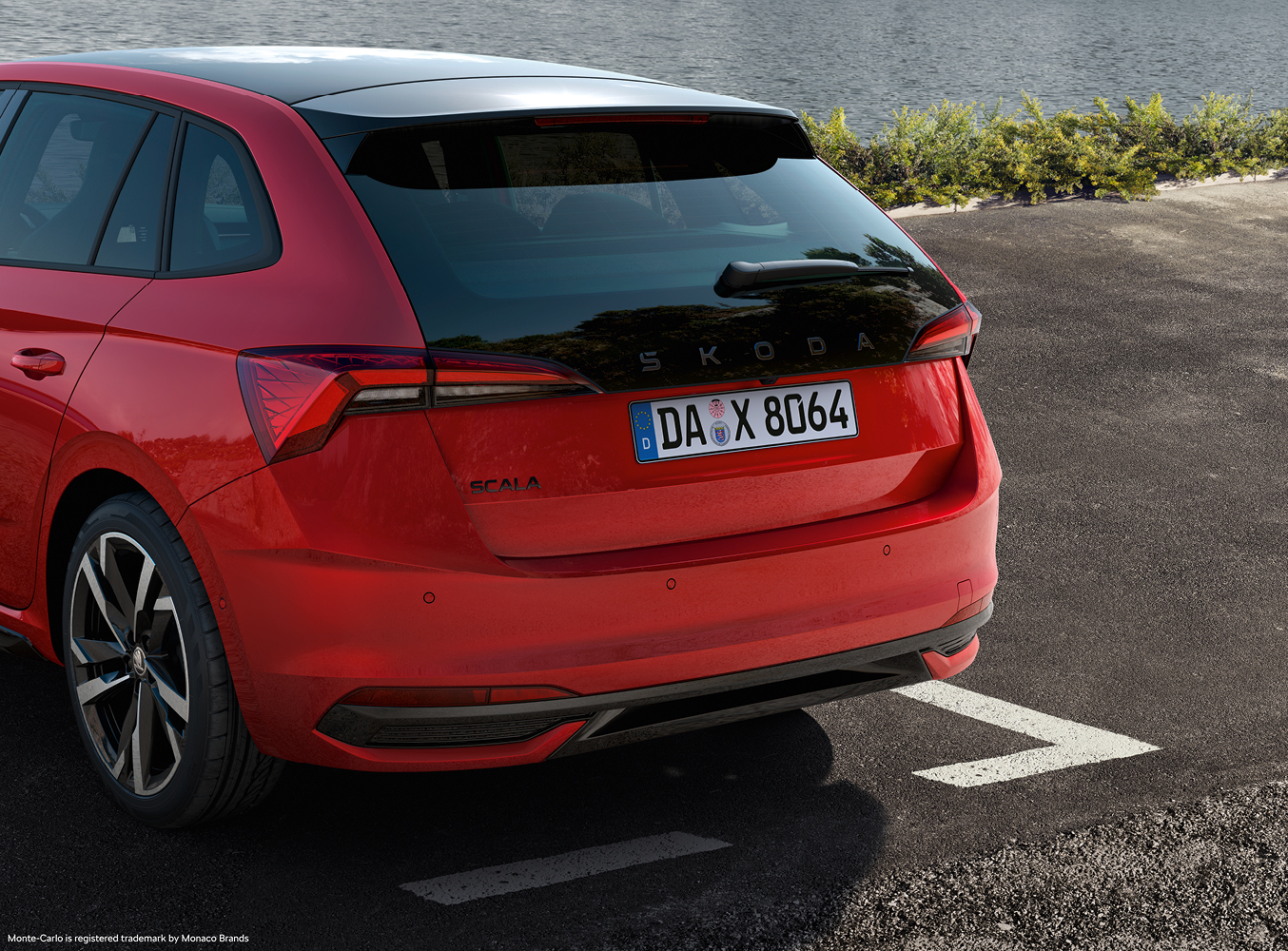 Auf dem Bild ist ein roter Skoda Scala Monte Carlo von hinten zu sehen