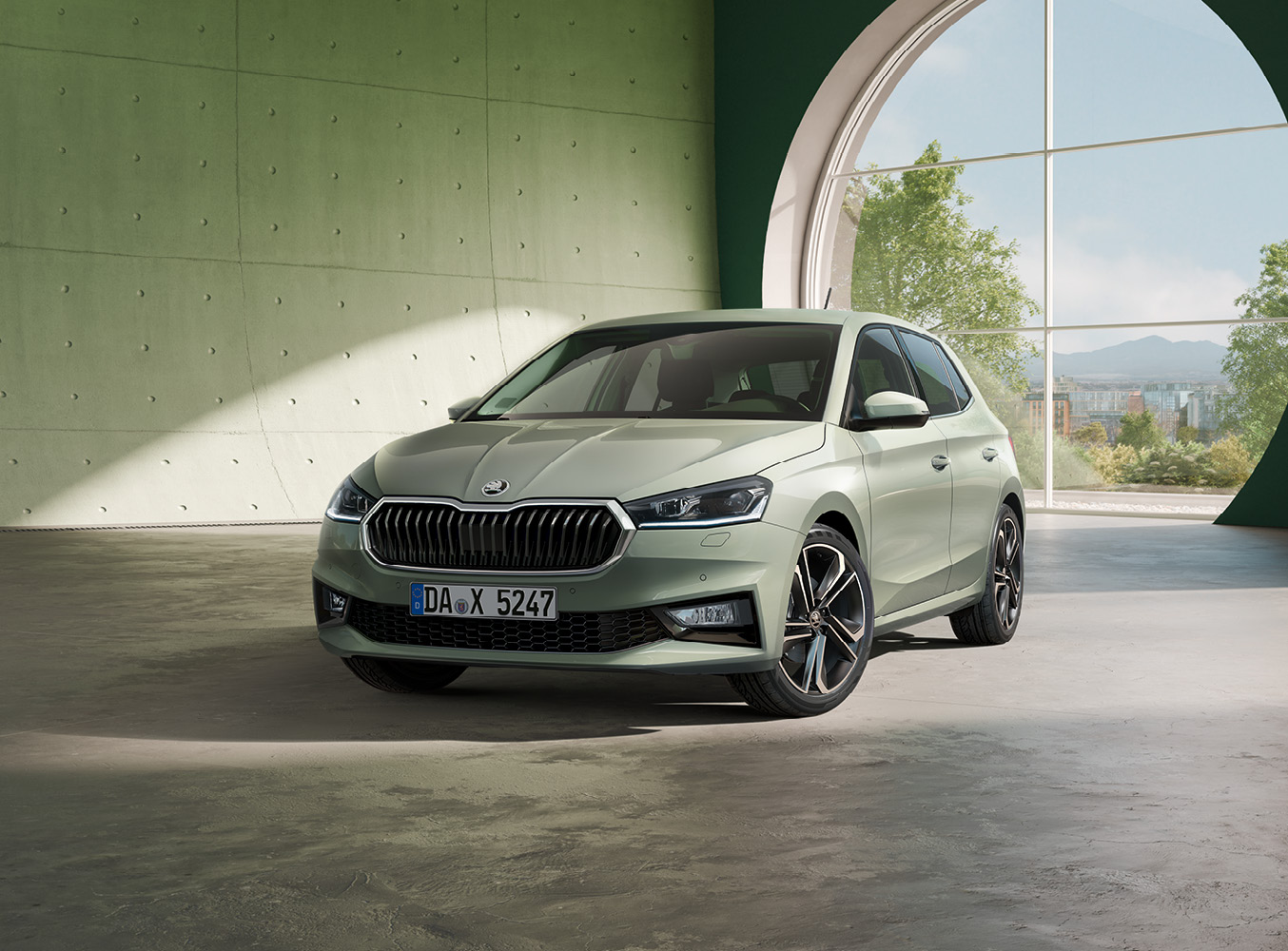 Auf dem Bild ist der Skoda Fabia von vorne zu sehen