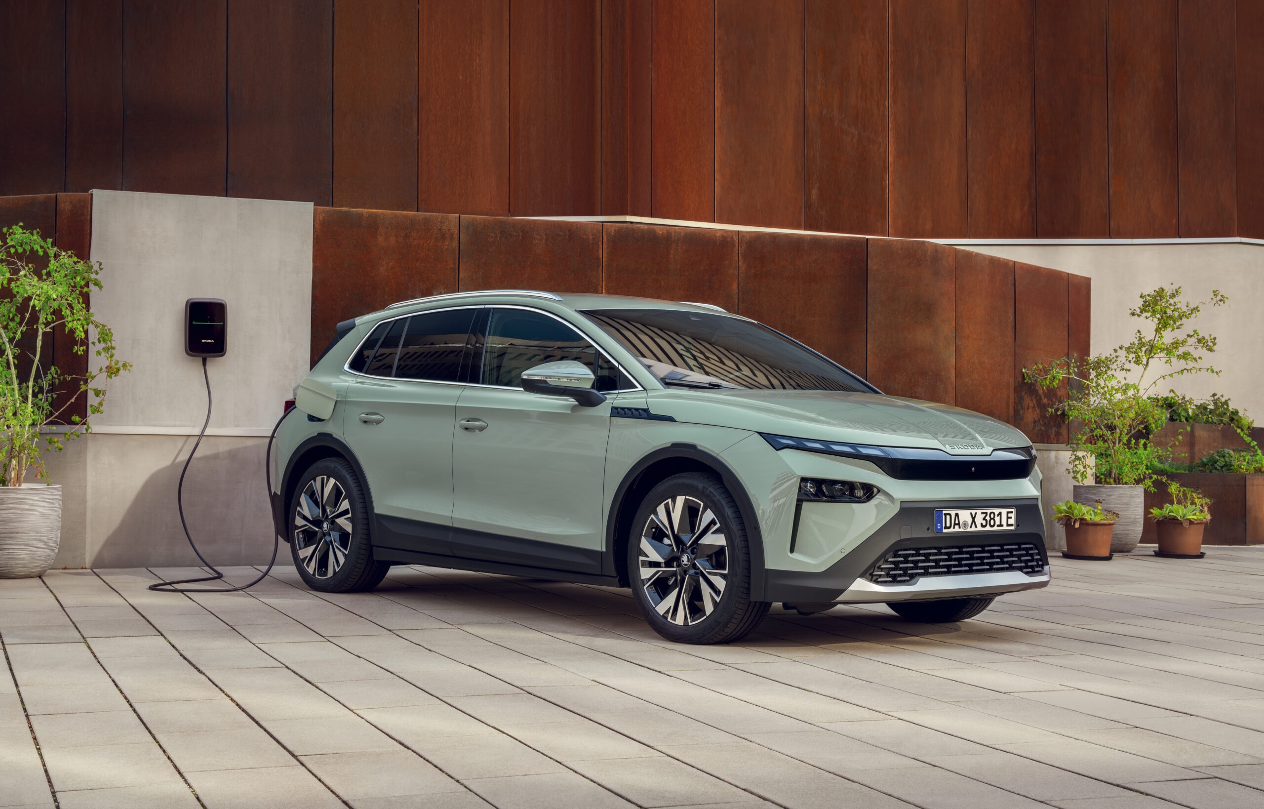 Skoda Elroq beim laden schräg vor Hauswand