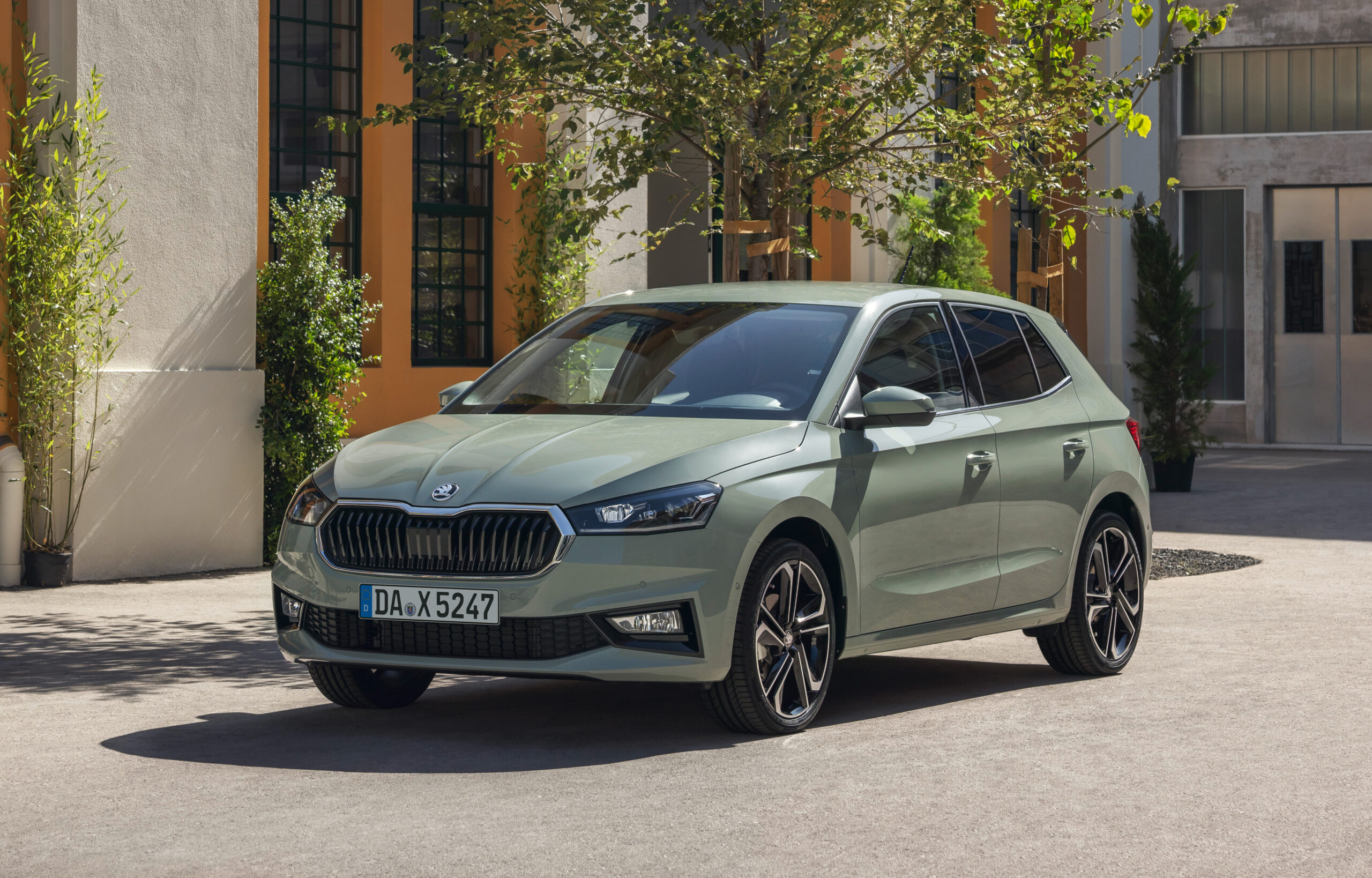 Auf dem Bild ist der Skoda Fabia auf der Straße mit Bäumen im Hintergrund zu sehen