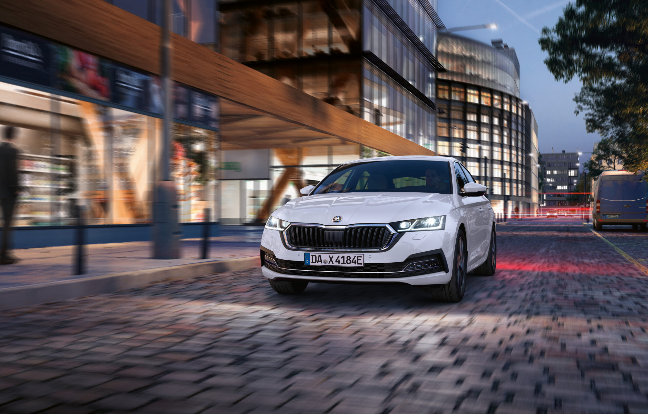 In dem Bild sieht man einen Skoda Octavia und im Hintergrund eine Großstadt