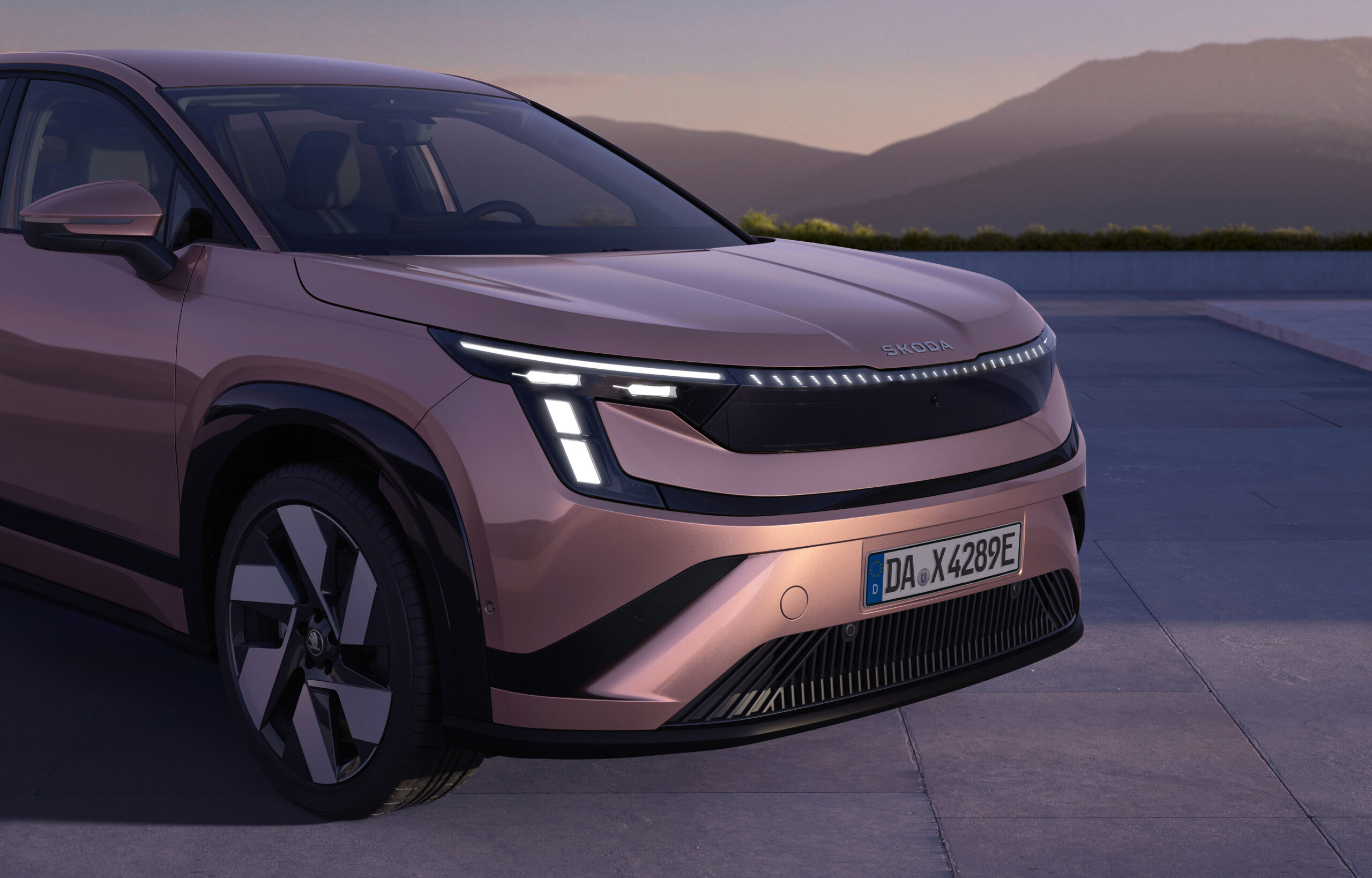 Auf dem Bild ist der neue Skoda Peaq in pink