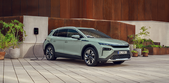 Skoda Elroq beim laden schräg vor Hauswand