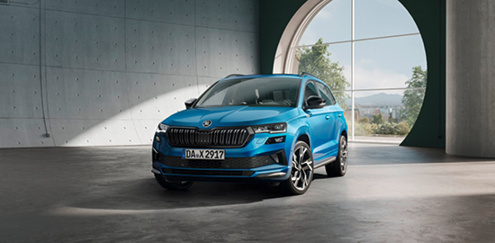 Skoda Kam´roq in blau vor Unterführung