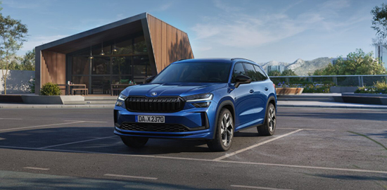 Skoda Kodiak in blau schräg vor Hauswand