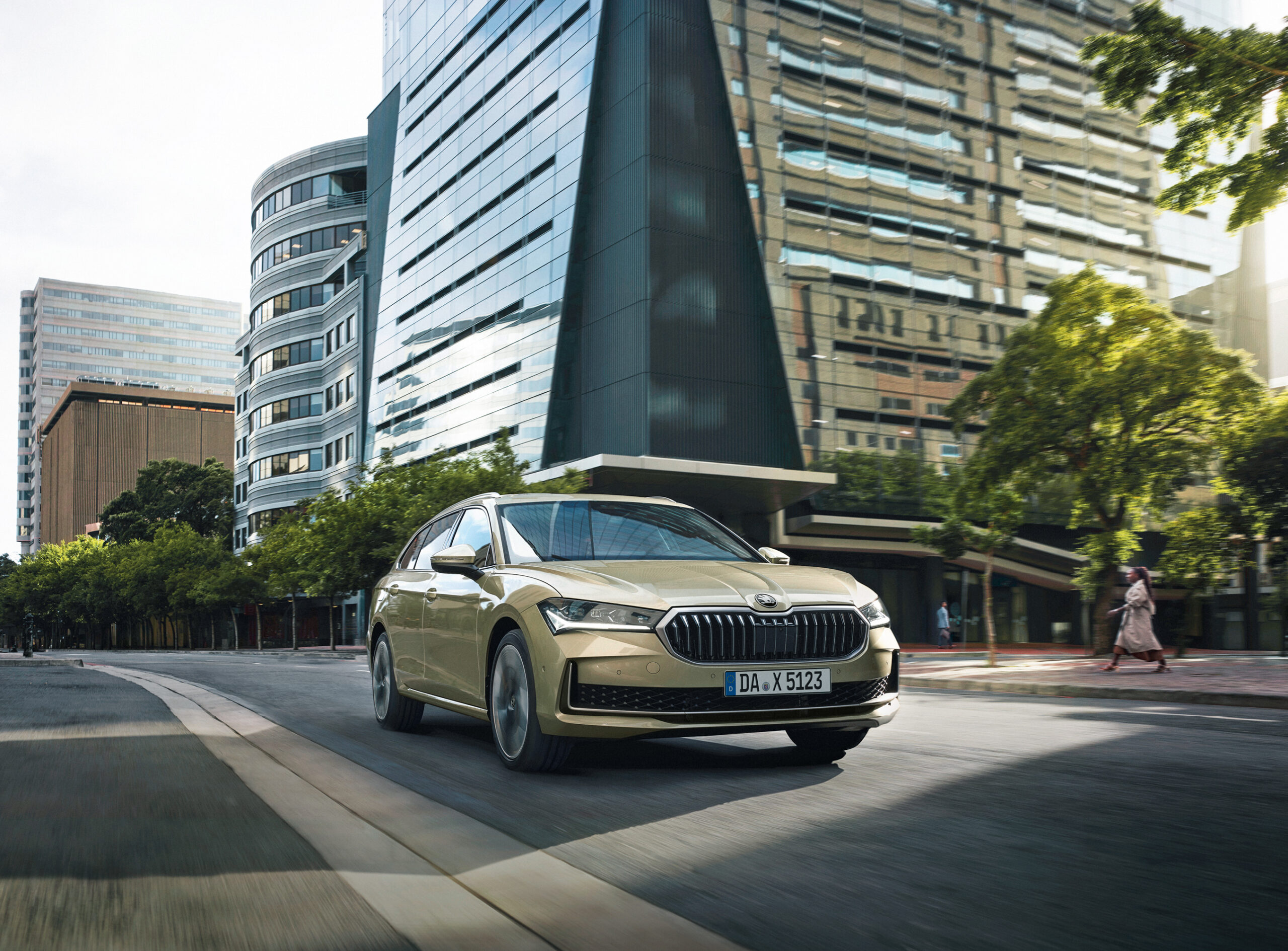 Auf dem Bild ist ein Skoda Superb zu sehen