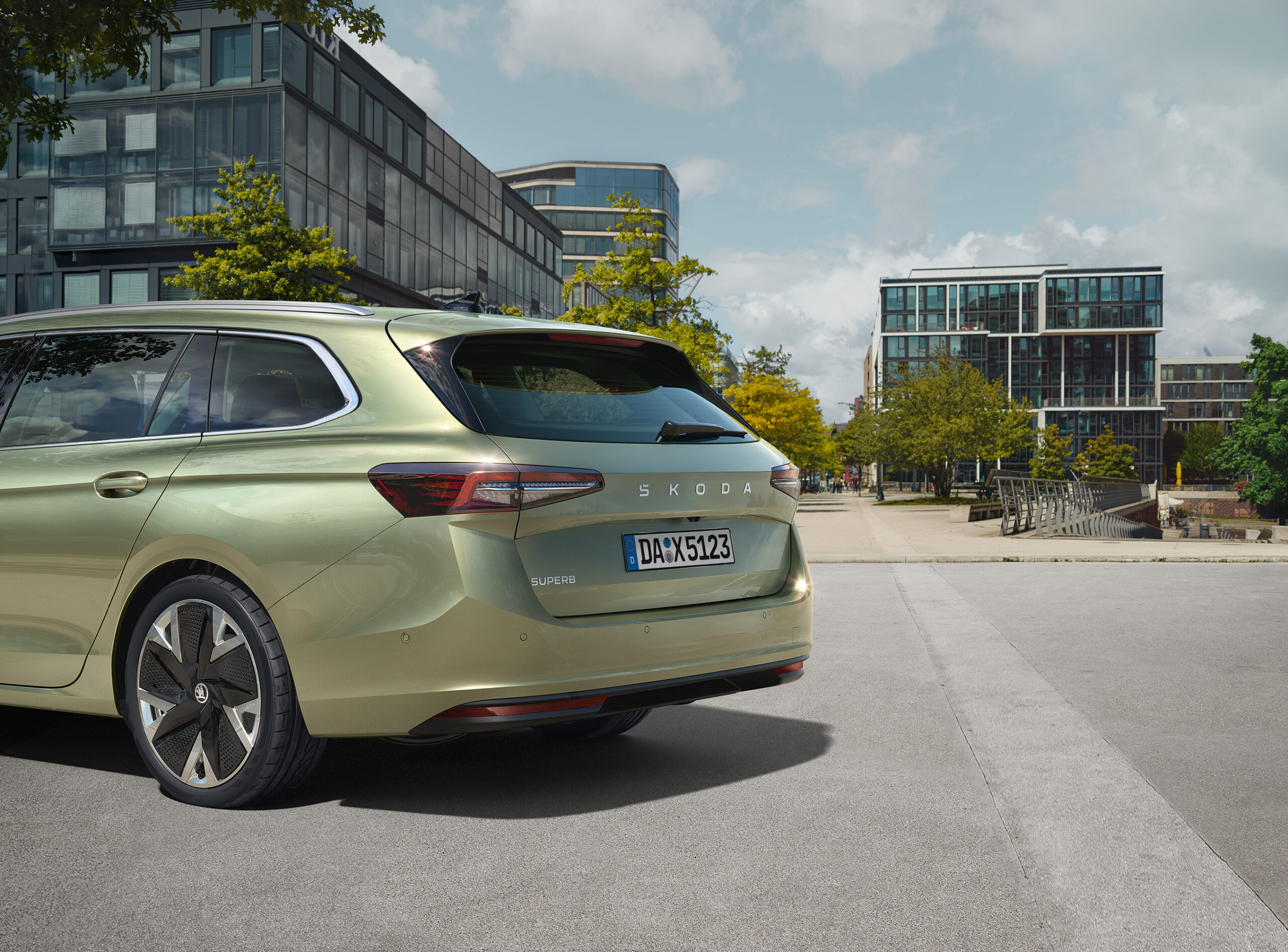 Auf dem Bild ist ein Skoda Superb von hinten zu sehen