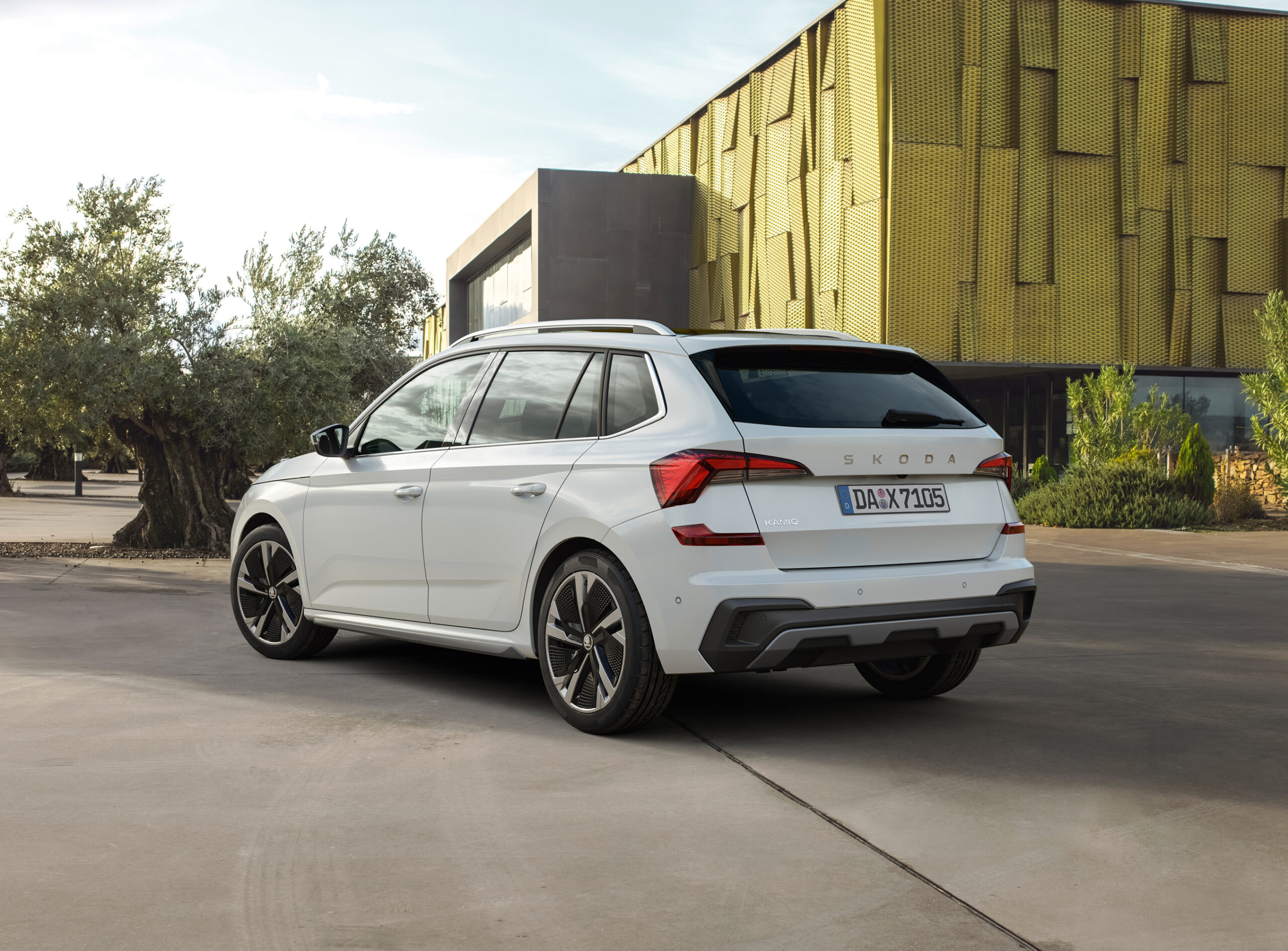Auf dem Bild ist ein Skoda Kamiq von hinten zu sehen