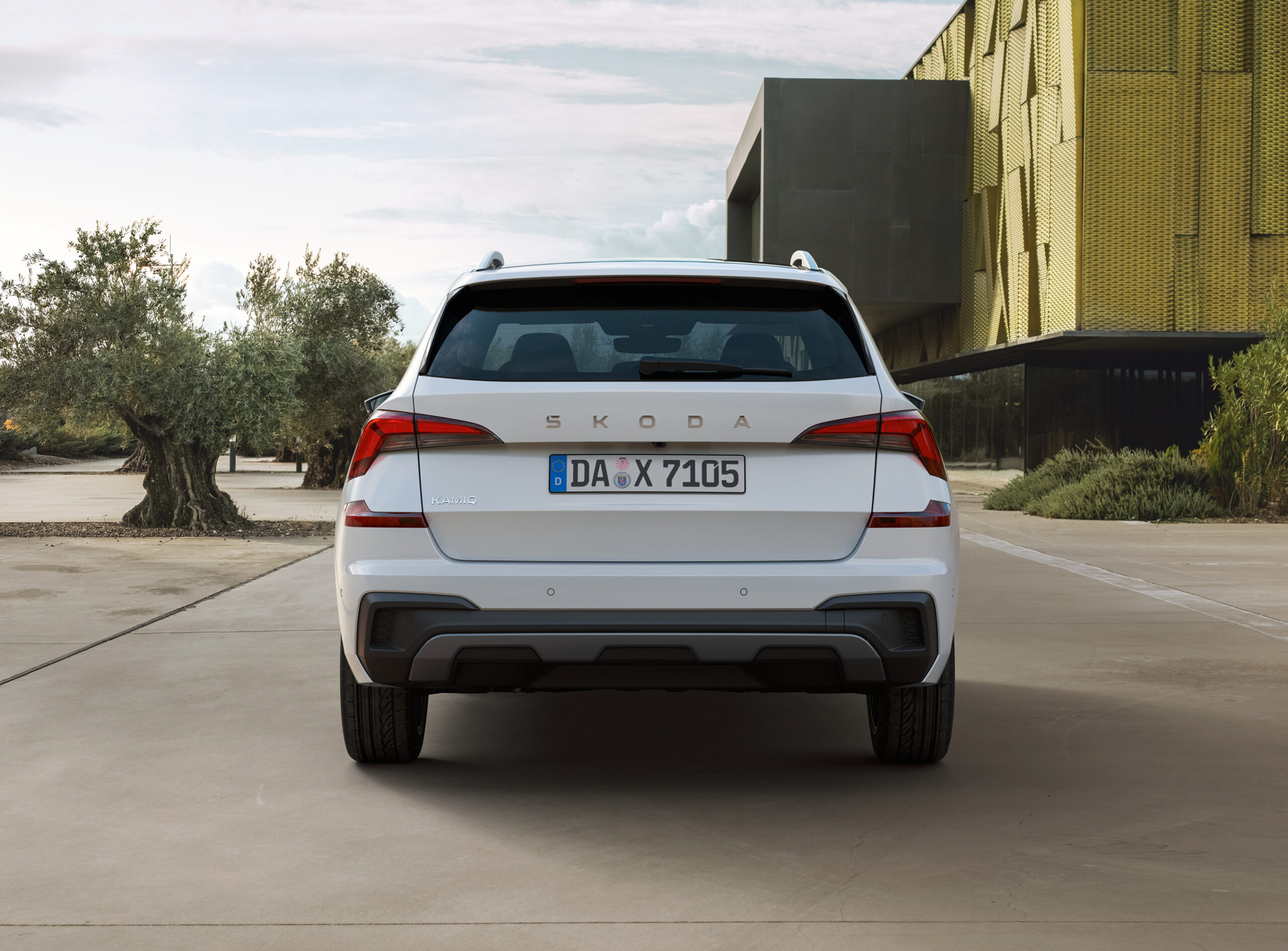 Auf dem Bild ist ein Skoda Kamiq von hinten zu sehen