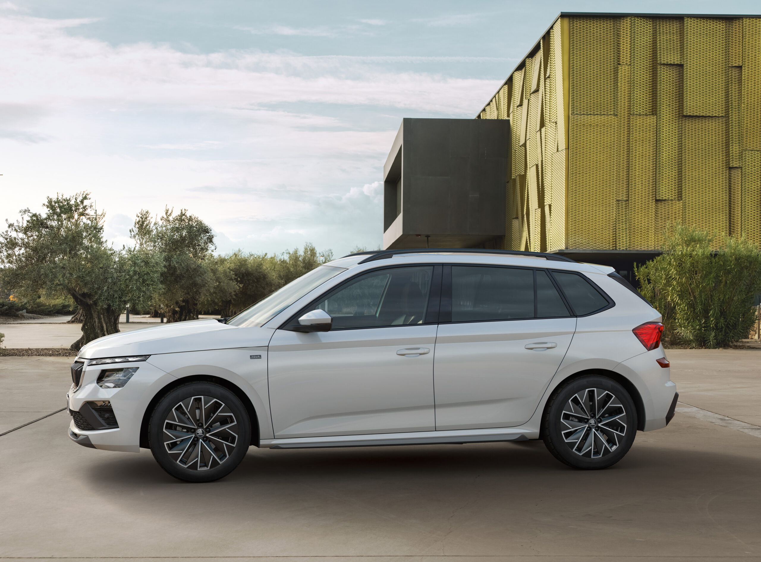 Auf dem Bild ist ein Skoda Kamiq von der Seite zu sehen