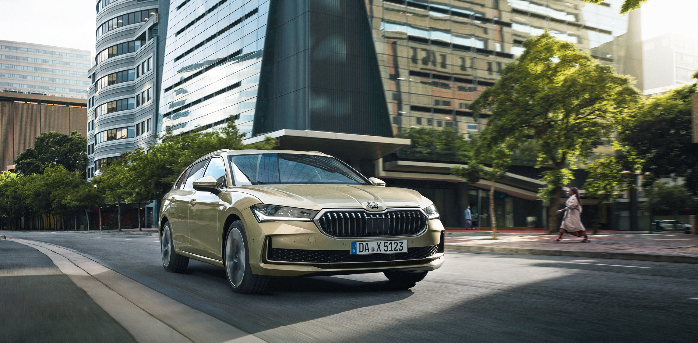 Auf dem Bild ist ein Skoda Superb zu sehen