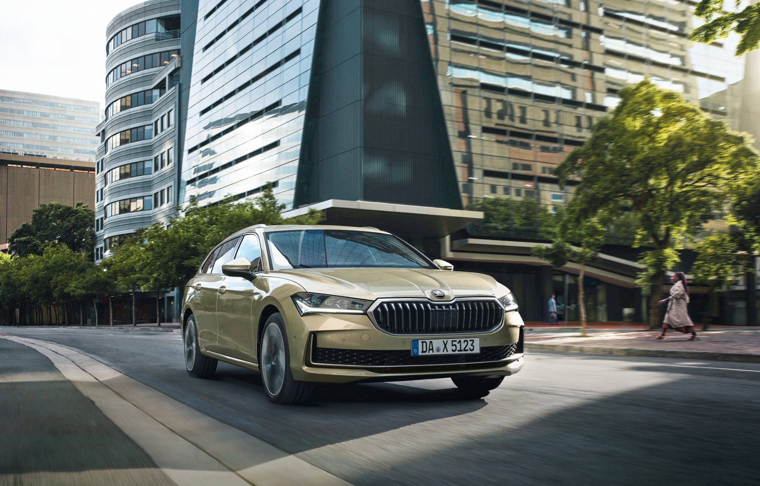 Auf dem Bild ist ein Skoda Superb zu sehen